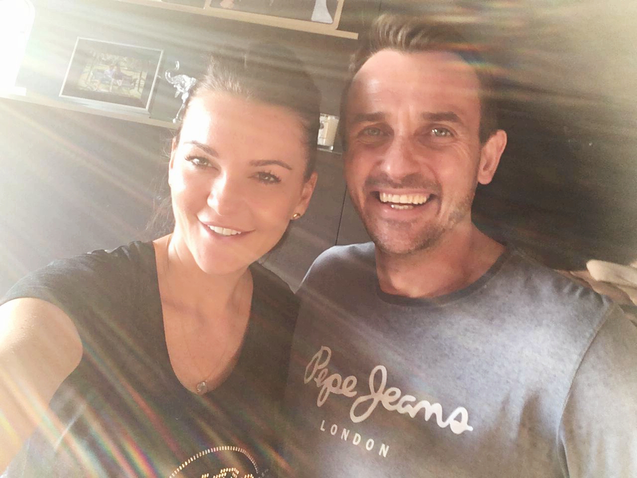 Uśmiechnięta kobieta i Michał Dąbski na wspólnym selfie w promieniach słońca